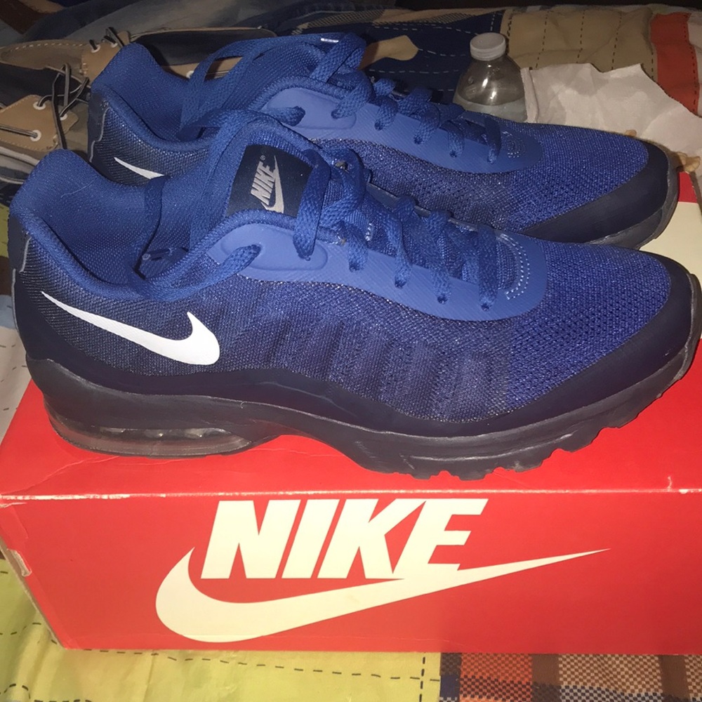 Men’s black blue and white air max